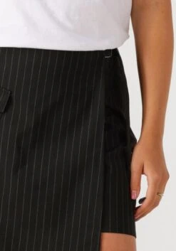 Another Label Gwen Skort - Schwarzer Minirock mit Streifenmuster -Teveo Geschaft 327585 3