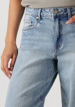 My Essential Wardrobe Baloomw 144 High Barrel Jeans in Blau 7 My Essential Wardrobe Baloomw 144 High Barrel Jeans in Blau -Teveo Geschaft 328500 3