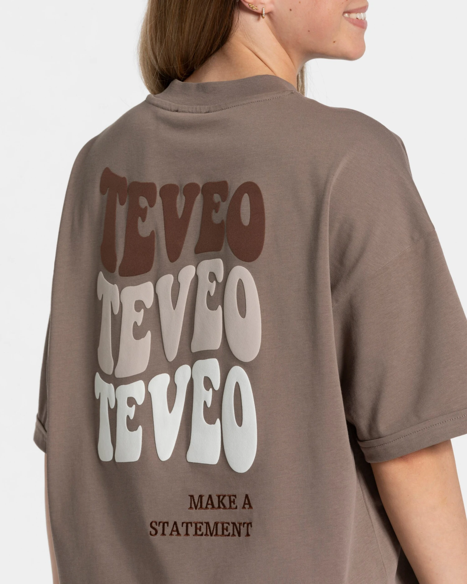 TEVEO Candy Oversized T-Shirt Mokka – Premium Statement Shirt für Damen 6 TEVEO Candy Oversized T-Shirt Mokka – Premium Statement Shirt für Damen – Bild 4