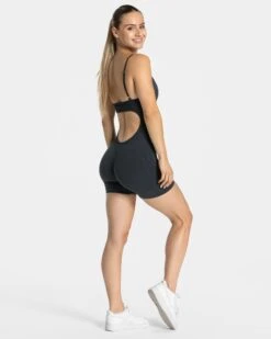 Essence V-Back Covert Scrunch Short Jumpsuit Ebony - Damen Fitness Einteiler -Teveo Geschaft Essence Jumpsuit kurz ebony 0663