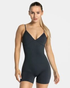 Essence V-Back Covert Scrunch Short Jumpsuit Ebony - Damen Fitness Einteiler -Teveo Geschaft Essence Jumpsuit kurz ebony 0686