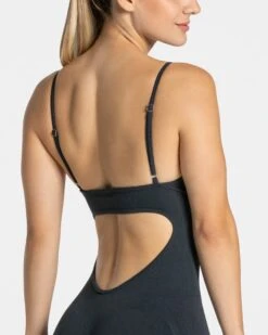 Essence V-Back Covert Scrunch Short Jumpsuit Ebony - Damen Fitness Einteiler -Teveo Geschaft Essence Jumpsuit kurz ebony 0734