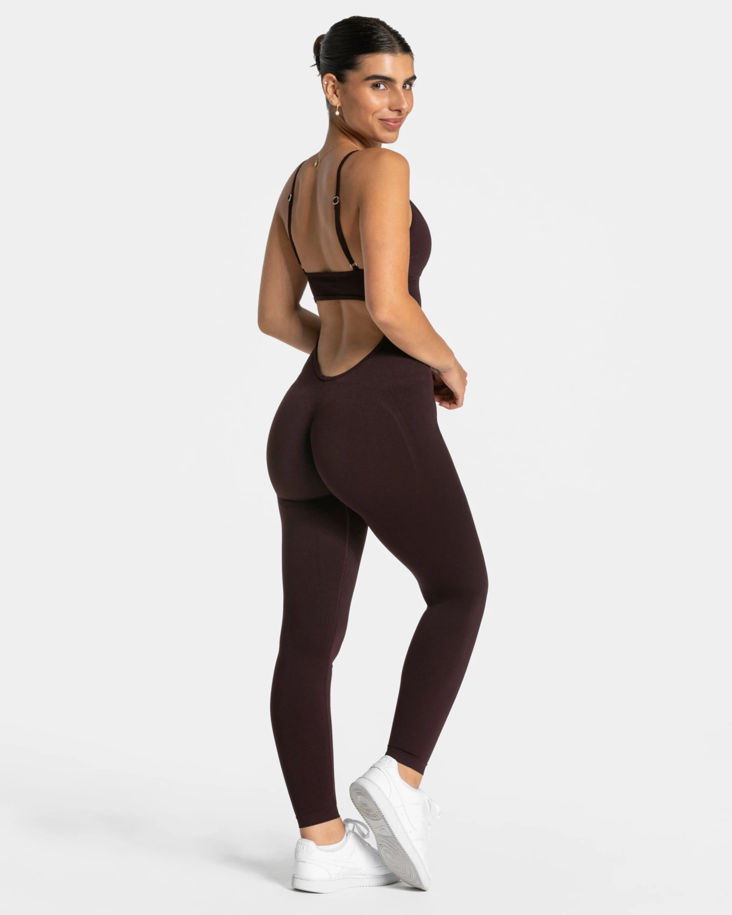 Essence V-Back Covert Scrunch Jumpsuit in Merlot 7 Essence V-Back Covert Scrunch Jumpsuit in Merlot – Bild 5