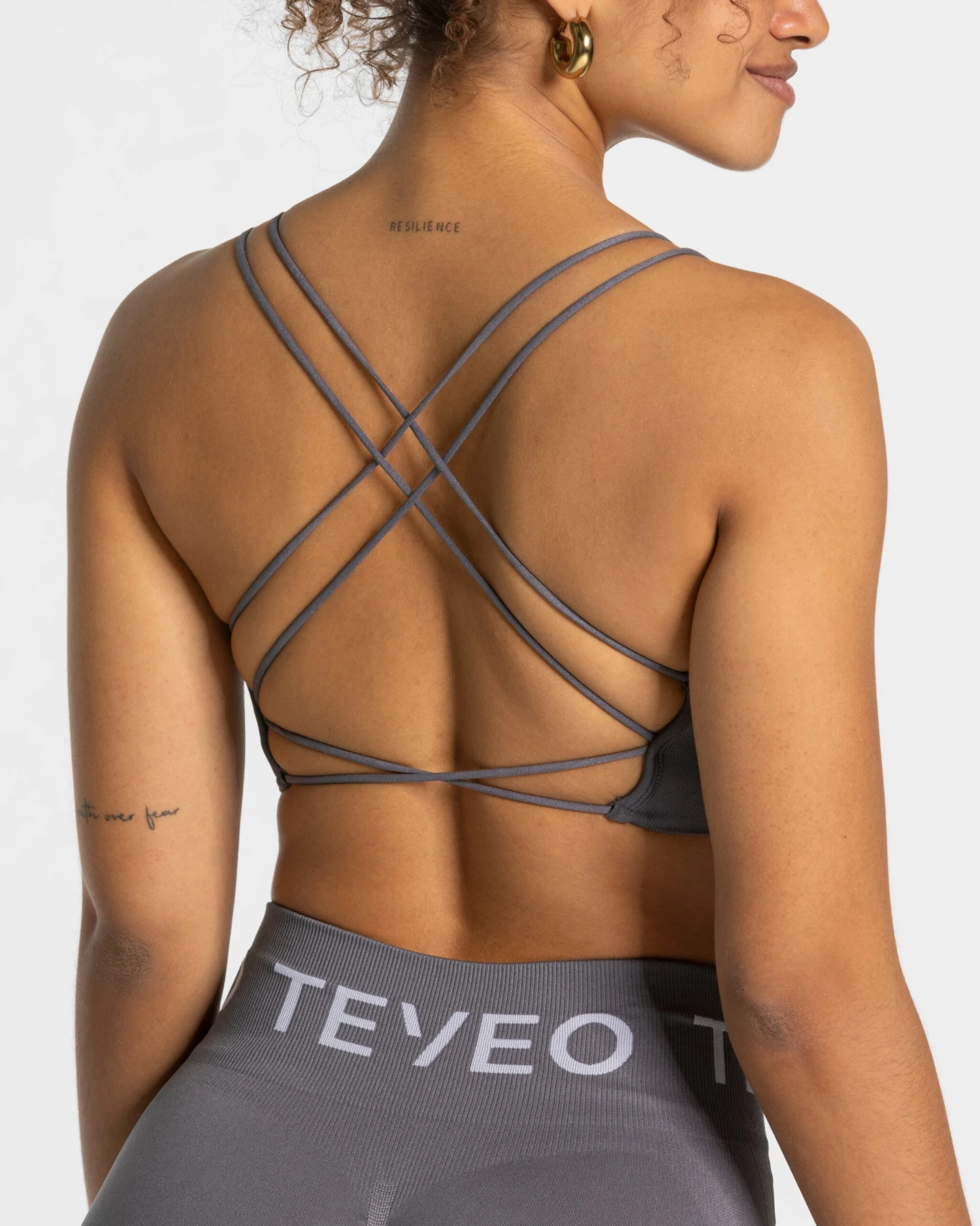 TEVEO Everyday Backless Top Graphit – Elegantes Sport-Oberteil 6 TEVEO Everyday Backless Top Graphit – Elegantes Sport-Oberteil – Bild 4