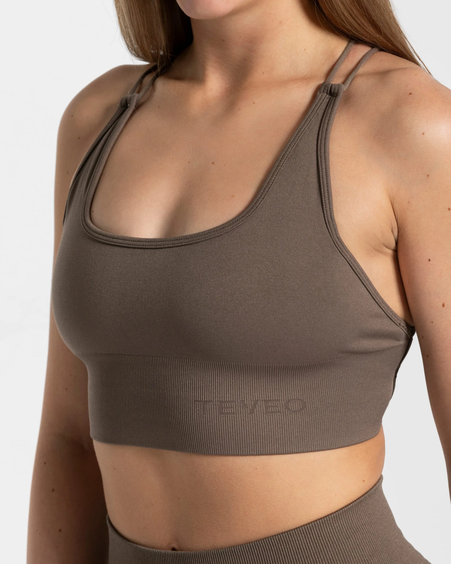 TEVEO Everyday Backless Top Taupe - Stylish Fitness & Lifestyle Top 6 TEVEO Everyday Backless Top Taupe - Stylish Fitness & Lifestyle Top – Bild 4