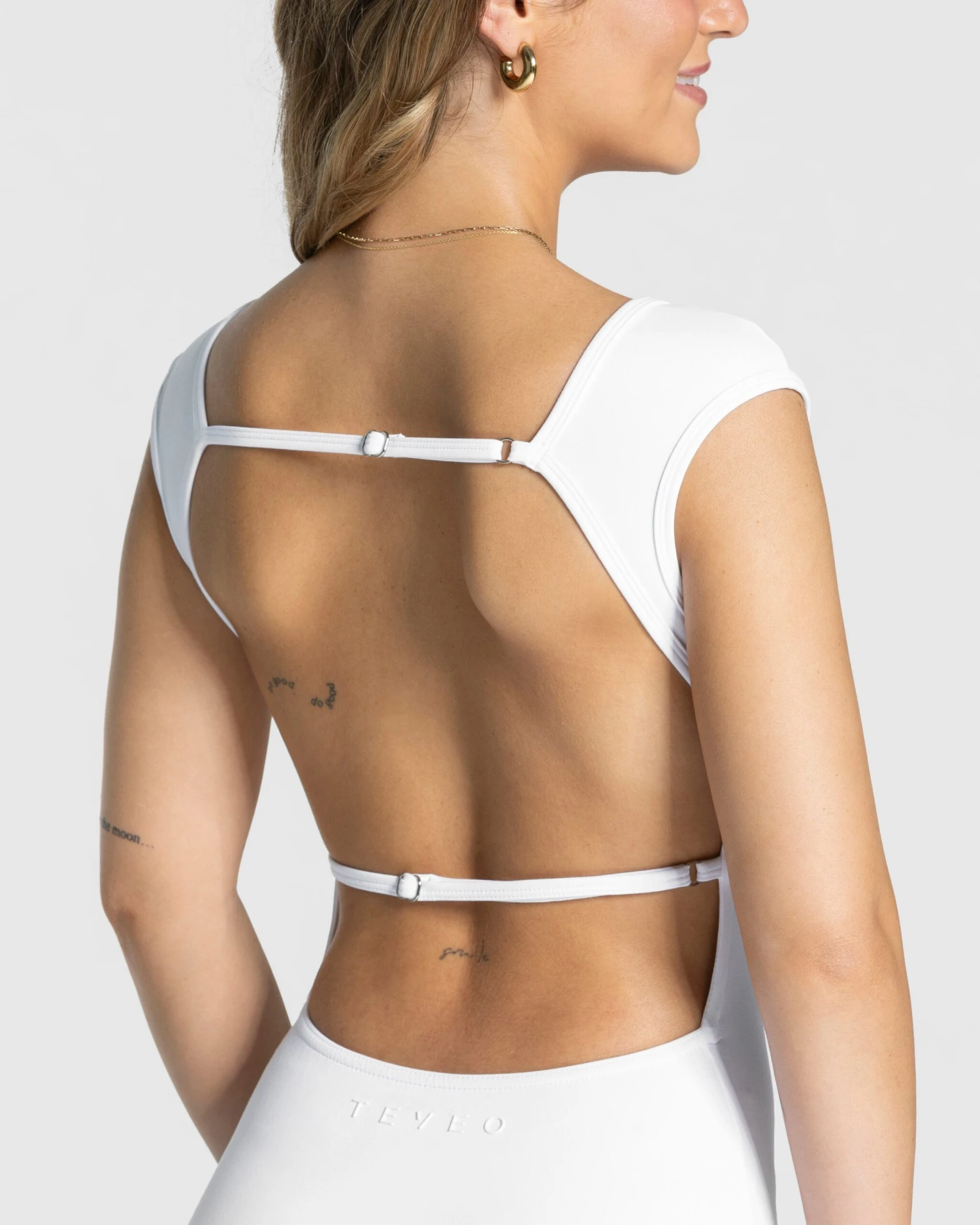 Weißer Femme Backless Short Jumpsuit mit offenem Rücken 7 Weißer Femme Backless Short Jumpsuit mit offenem Rücken – Bild 5