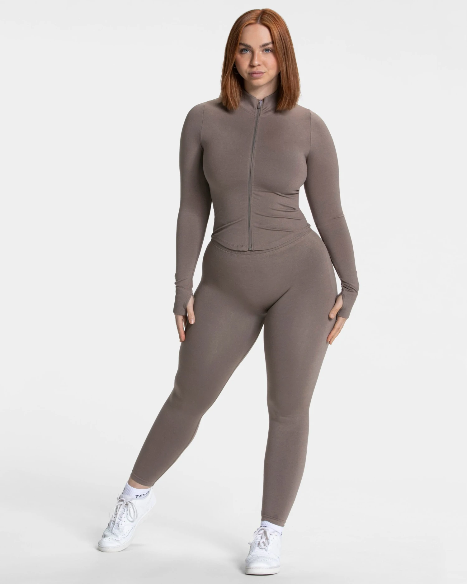 Shaping Zip Jacke in Mokka – Figurbetonte Damen Sportjacke mit Stehkragen 5 Shaping Zip Jacke in Mokka – Figurbetonte Damen Sportjacke mit Stehkragen – Bild 3