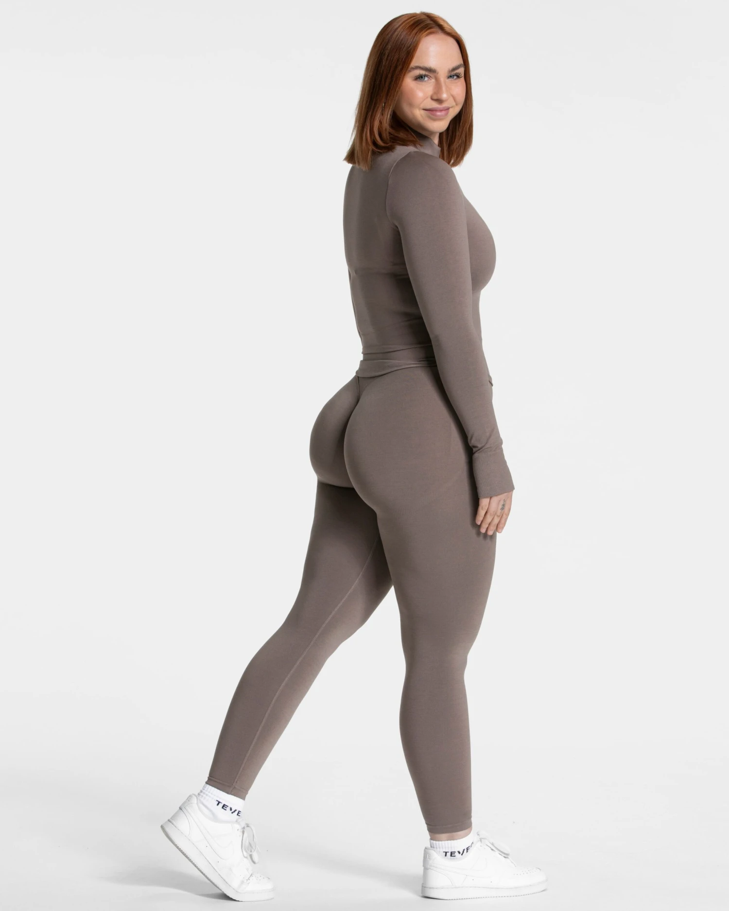 Shaping Zip Jacke in Mokka – Figurbetonte Damen Sportjacke mit Stehkragen 7 Shaping Zip Jacke in Mokka – Figurbetonte Damen Sportjacke mit Stehkragen – Bild 5