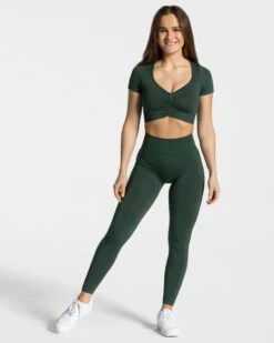 Focus Crop Top Dunkelgrün – Sportoberteil mit V-Ausschnitt und Scrunch 9 Focus Crop Top Dunkelgrün – Sportoberteil mit V-Ausschnitt und Scrunch -Teveo Geschaft Focus Crop Top dunkelgruen 1668