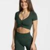 Focus Crop Top Dunkelgrün – Sportoberteil mit V-Ausschnitt und Scrunch 1 Focus Crop Top Dunkelgrün – Sportoberteil mit V-Ausschnitt und Scrunch -Teveo Geschaft Focus Crop Top dunkelgruen 1727