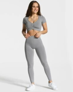 Sport Fitness Crop Top Grau mit V-Ausschnitt & Scrunch – Focus 9 Sport Fitness Crop Top Grau mit V-Ausschnitt & Scrunch – Focus -Teveo Geschaft Focus Crop Top grau 0892