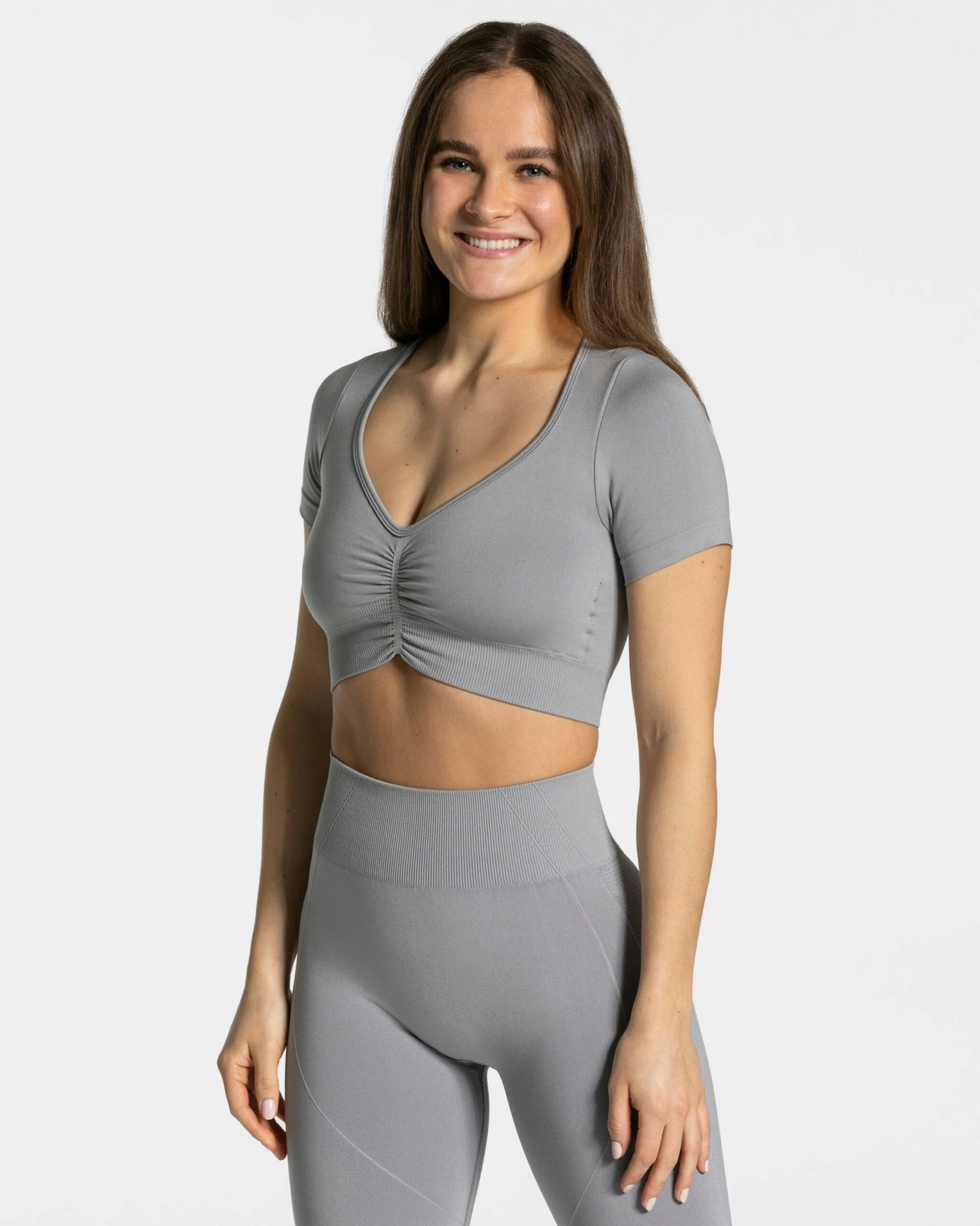 Sport Fitness Crop Top Grau mit V-Ausschnitt & Scrunch – Focus 3 Sport Fitness Crop Top Grau mit V-Ausschnitt & Scrunch – Focus