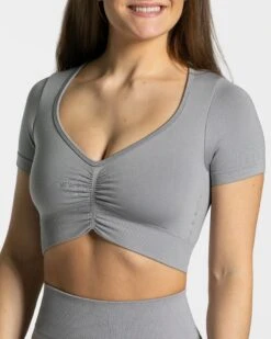Sport Fitness Crop Top Grau mit V-Ausschnitt & Scrunch – Focus 10 Sport Fitness Crop Top Grau mit V-Ausschnitt & Scrunch – Focus -Teveo Geschaft Focus Crop Top grau 0998