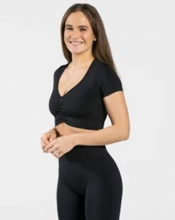 Damen Crop Top Schwarz mit Scrunch & V-Ausschnitt – Focus Kollektion