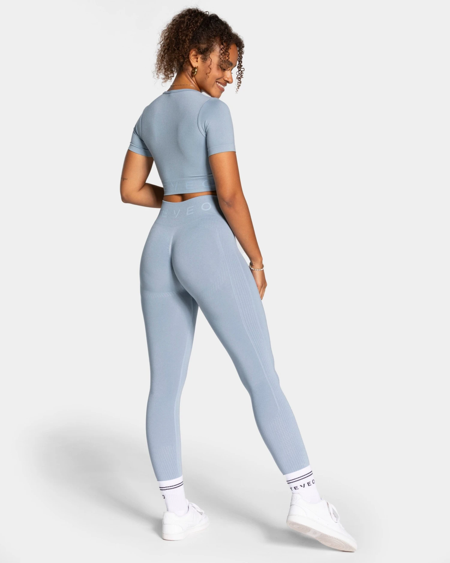 Focus Crop Top "Stahlblau" – Sport-Oberteil mit V-Ausschnitt & Scrunch 5 Focus Crop Top "Stahlblau" – Sport-Oberteil mit V-Ausschnitt & Scrunch – Bild 3