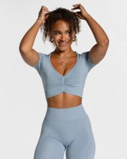 Focus Crop Top "Stahlblau" – Sport-Oberteil mit V-Ausschnitt & Scrunch