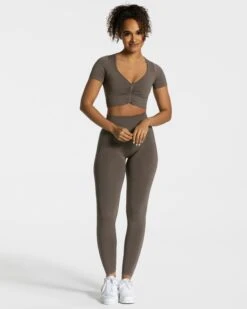 Focus Crop Top Taupe – Supportive V-Neck Workout Top with Removable Pads 9 Focus Crop Top Taupe – Supportive V-Neck Workout Top with Removable Pads -Teveo Geschaft Focus Crop Top taupe 1764