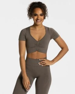 Focus Crop Top Taupe – Supportive V-Neck Workout Top with Removable Pads