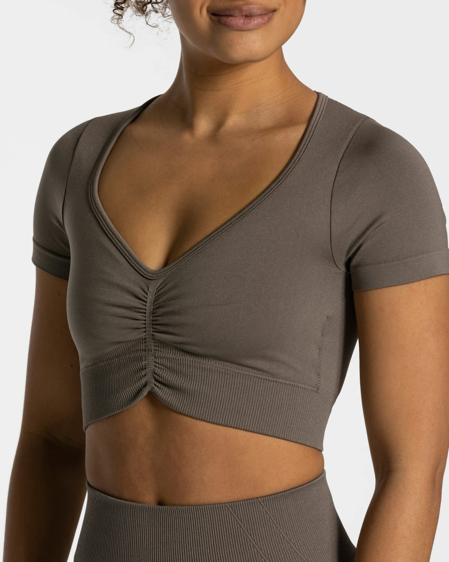 Focus Crop Top Taupe – Supportive V-Neck Workout Top with Removable Pads 6 Focus Crop Top Taupe – Supportive V-Neck Workout Top with Removable Pads – Bild 4