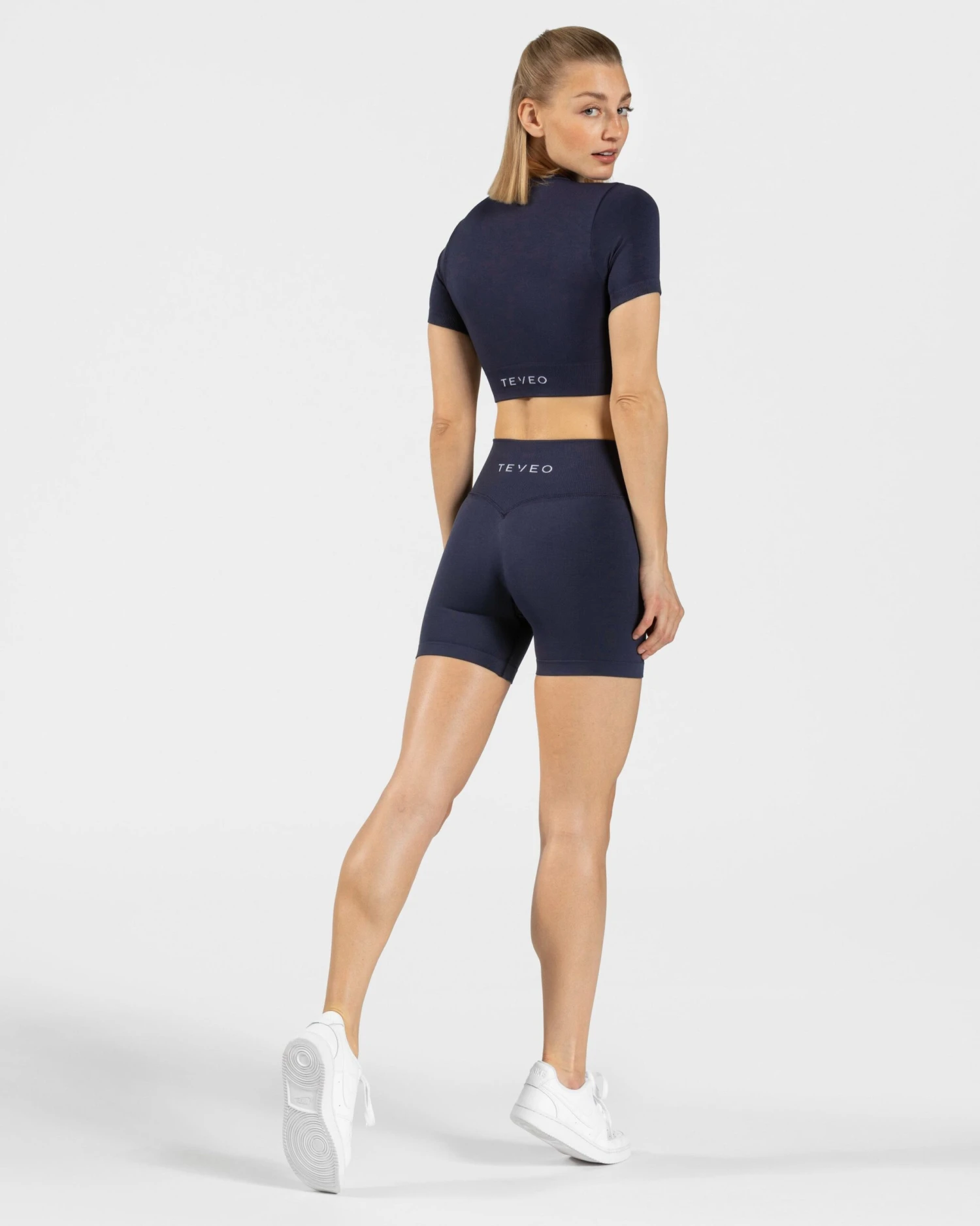 Sensation Crop Top Dunkelblau - Elastisches Fitness Oberteil für Damen 7 Sensation Crop Top Dunkelblau - Elastisches Fitness Oberteil für Damen – Bild 5