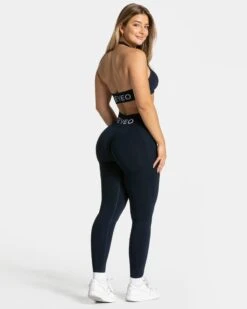 TEVEO Signature Twisted Sport-BH - Midnight 11 TEVEO Signature Twisted Sport-BH - Midnight -Teveo Geschaft Signature Covert Scrunch Leggings midnight 0083 4aea34a9 3a34 4207 ad5d b34b58dbfe4a