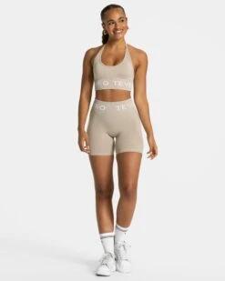 TEVEO Signature Neckholder Sport BH - Latte 9 TEVEO Signature Neckholder Sport BH - Latte -Teveo Geschaft Signature Covert Scrunch Short latte 0368 d81963cb fb45 4275 b363 9322fe94956a