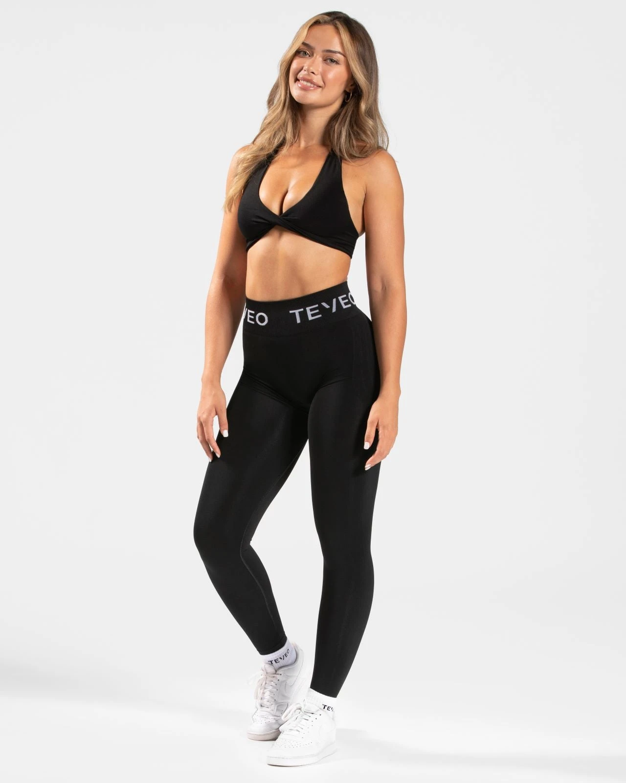 TEVEO Signature Twisted Sports Bra in Black 5 TEVEO Signature Twisted Sports Bra in Black – Bild 3