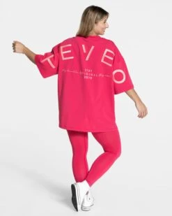 TEVEO Signature Oversized T-Shirt Berry 11 TEVEO Signature Oversized T-Shirt Berry -Teveo Geschaft Signature T Shirt Berry 1954neu