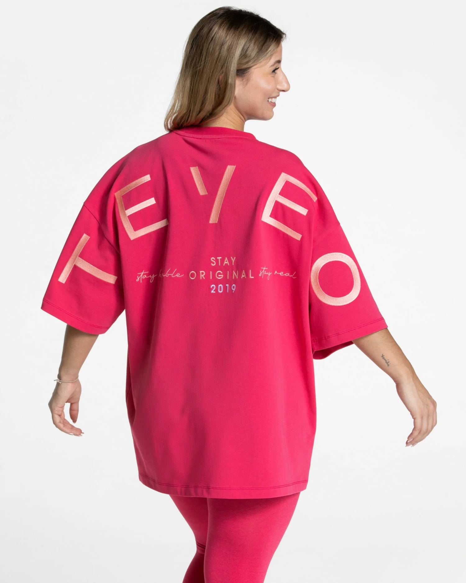 TEVEO Signature Oversized T-Shirt Berry 3 TEVEO Signature Oversized T-Shirt Berry