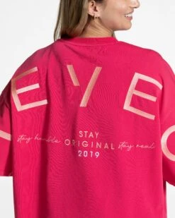 TEVEO Signature Oversized T-Shirt Berry 10 TEVEO Signature Oversized T-Shirt Berry -Teveo Geschaft Signature T Shirt Berry 2040