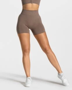 Statement Scrunch Short Mokka - Formende Fitness-Shorts mit Booty-Effekt