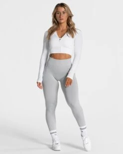 Weiße Statement Zip Jacke für Damen – Figurbetonte Sportjacke mit V-Ausschnitt -Teveo Geschaft Statement Zip Jacke Weiss 5633