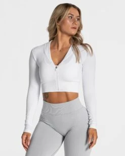 Weiße Statement Zip Jacke für Damen – Figurbetonte Sportjacke mit V-Ausschnitt