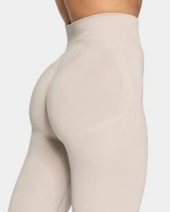 Femme Sculpt Scrunch Leggings "Cream" 10 Femme Sculpt Scrunch Leggings "Cream" -Teveo Geschaft TEVEO Femme Leggings cream 0097