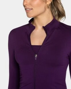 Femme Shaping Zip Jacke Aubergine – Figurbetonte Sportjacke mit Stehkragen 10 Femme Shaping Zip Jacke Aubergine – Figurbetonte Sportjacke mit Stehkragen -Teveo Geschaft TEVEO Femme Shaping Zip Jacke aubergine 0103
