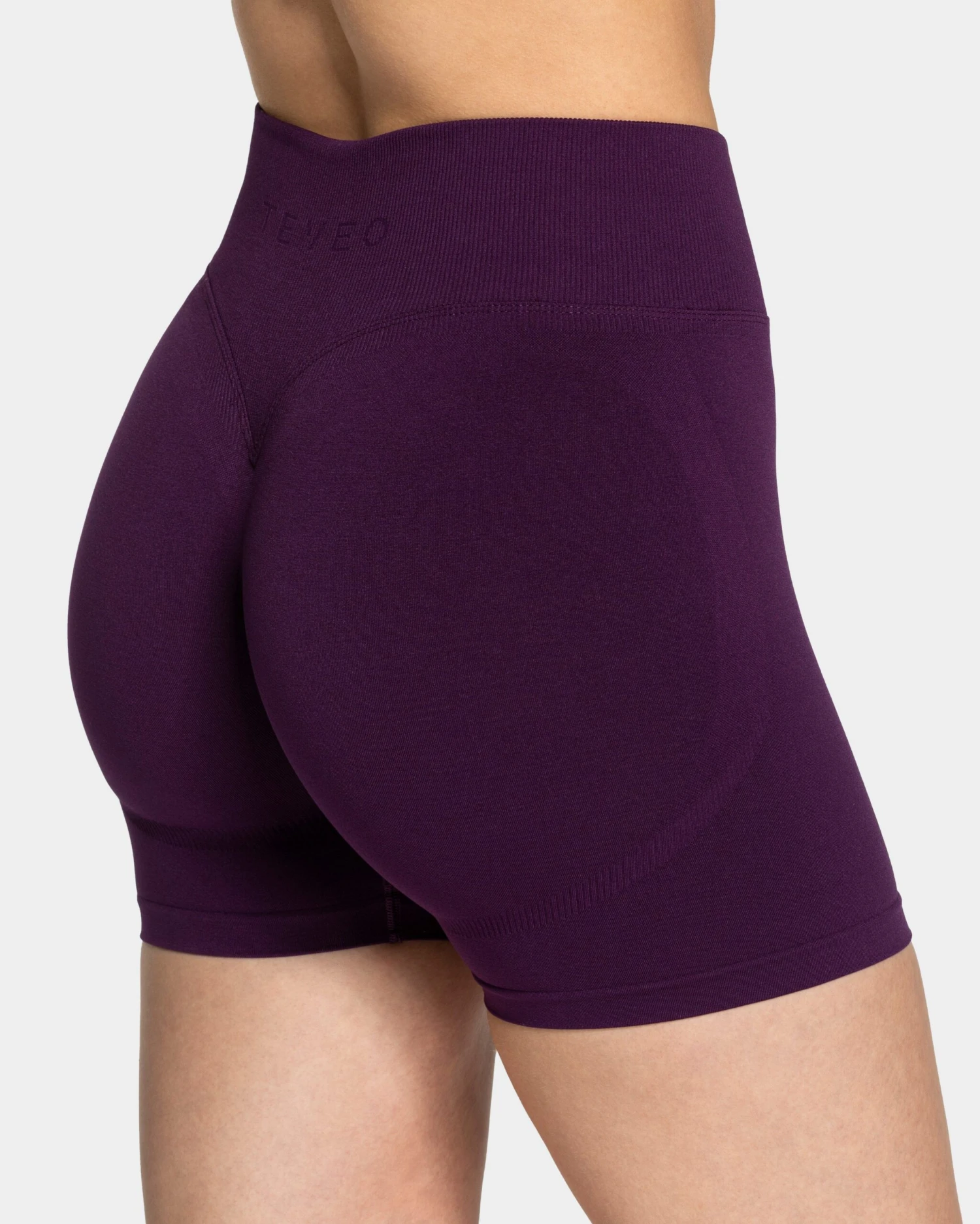 TEVEO Femme Sculpt Scrunch Short Aubergine - Damen Fitness Shorts 6 TEVEO Femme Sculpt Scrunch Short Aubergine - Damen Fitness Shorts – Bild 4