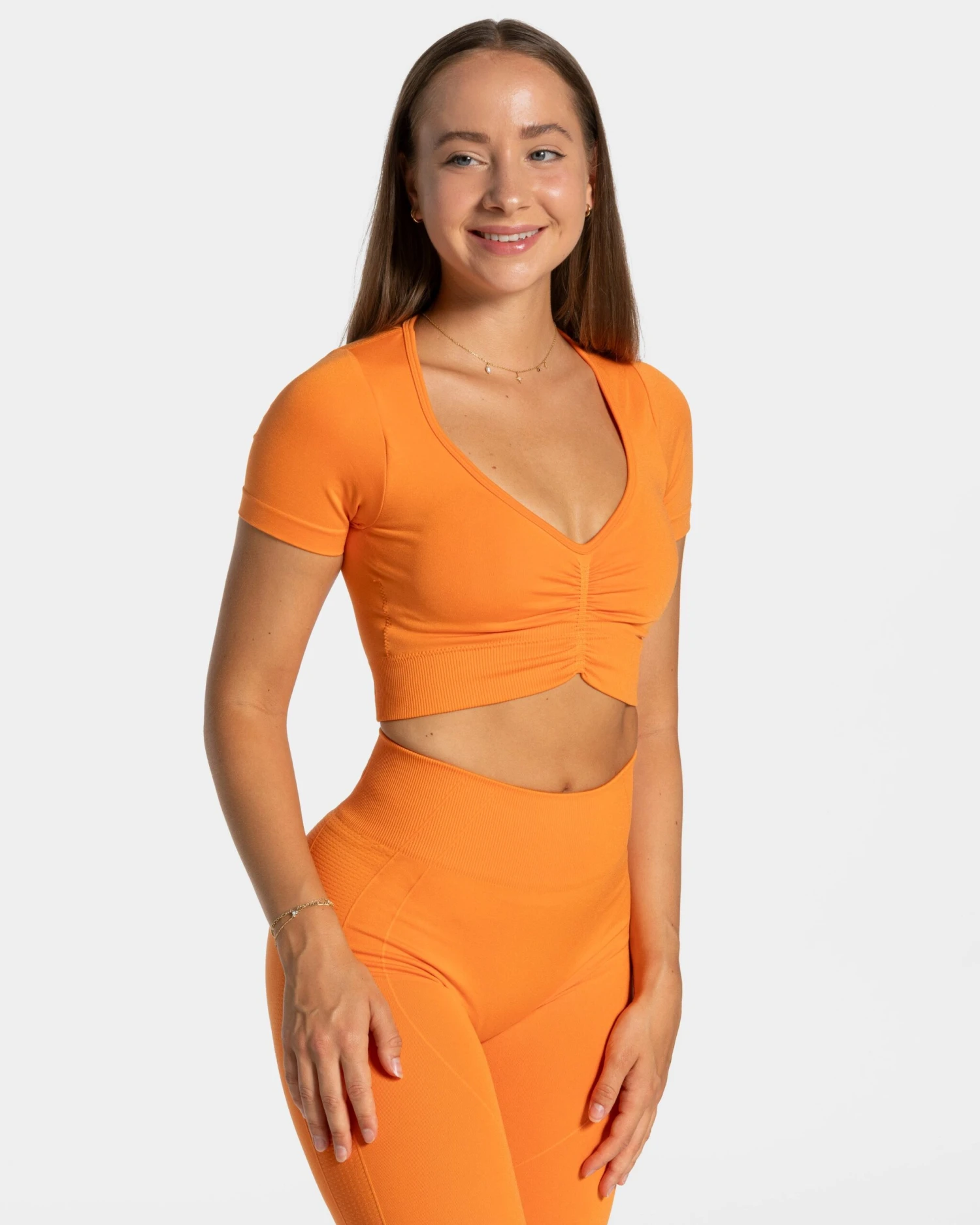 Focus Crop Top Orange – Damen Sport-Oberteil mit Support & V-Ausschnitt 3 Focus Crop Top Orange – Damen Sport-Oberteil mit Support & V-Ausschnitt