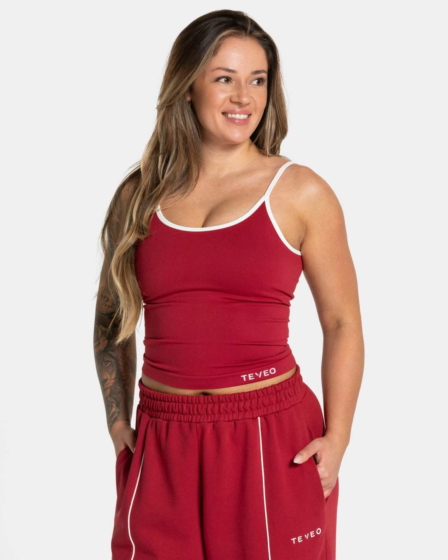 Ignite Cami Top Cherry - Formendes Longline Top für Fitness & Alltag 3 Ignite Cami Top Cherry - Formendes Longline Top für Fitness & Alltag