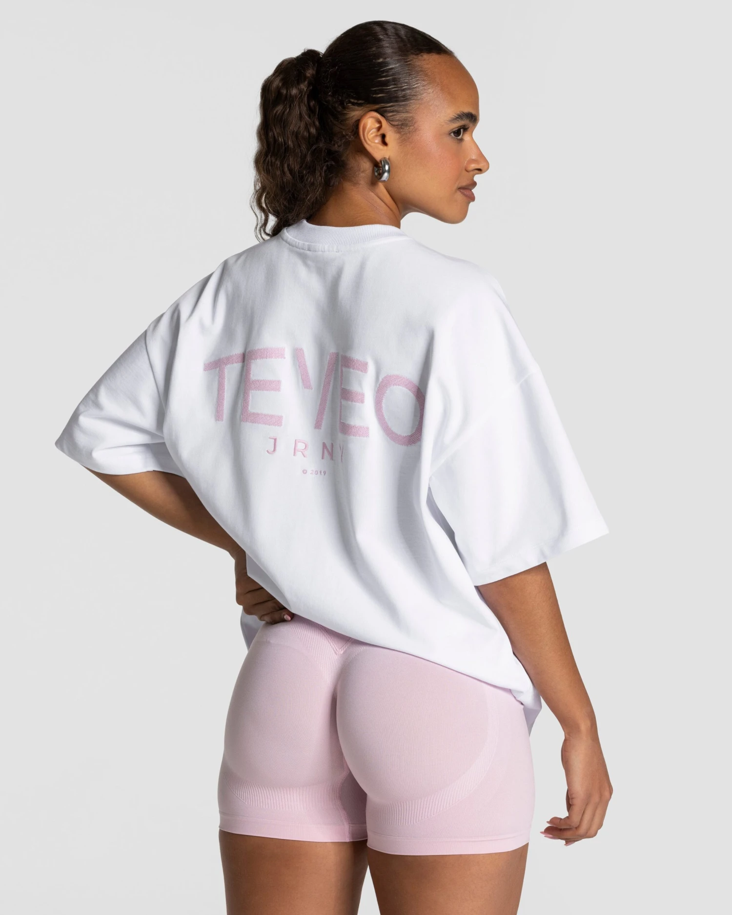 TEVEO Journey Oversized T-Shirt Weiß - Damen Lifestyle Shirt 3 TEVEO Journey Oversized T-Shirt Weiß - Damen Lifestyle Shirt
