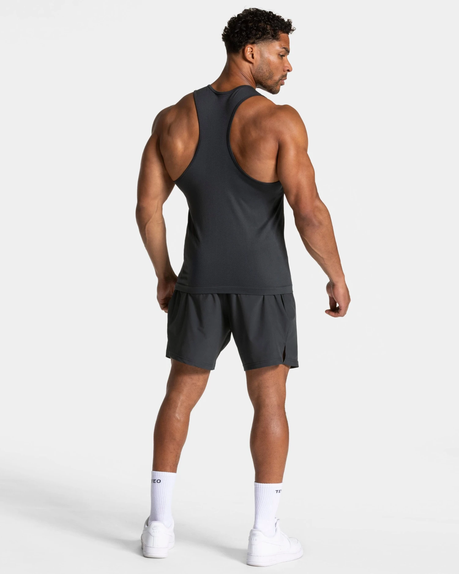 Pace Fitted Tank Gunmetal – Funktionales Slim-Fit Sport-Tanktop für Herren 7 Pace Fitted Tank Gunmetal – Funktionales Slim-Fit Sport-Tanktop für Herren – Bild 5