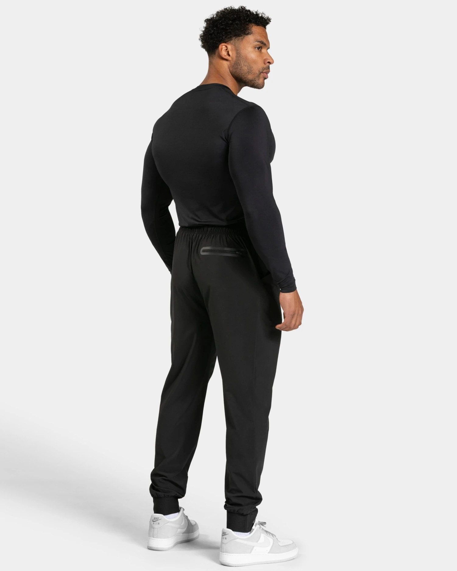 Pace Jogger Schwarz – Funktionale Slim Fit Trainingshose für Herren 7 Pace Jogger Schwarz – Funktionale Slim Fit Trainingshose für Herren – Bild 5