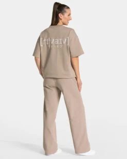 RI’VAIV Oversized T-Shirt Taupe - Premium 280 GSM Heavy Cotton 11 RI’VAIV Oversized T-Shirt Taupe - Premium 280 GSM Heavy Cotton -Teveo Geschaft TEVEO RI VAIV Jogger taupe 6176