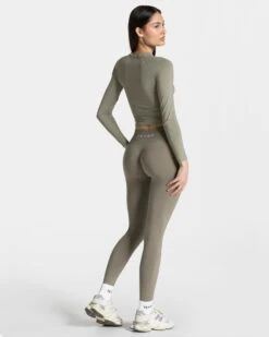 Timeless Pro Longsleeve Khaki – Premium Seamless Damen Oberteil 11 Timeless Pro Longsleeve Khaki – Premium Seamless Damen Oberteil -Teveo Geschaft TEVEO Timeless Pro Covert Scrunch Leggings Kh 7396 b4fcc24b 6a03 4c87 a399 e15e52028dfc