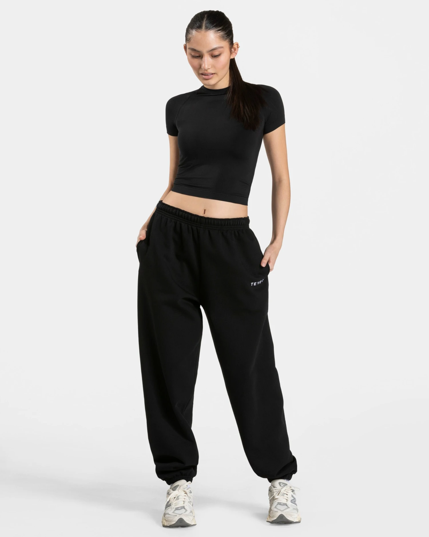 Timeless Pro T-Shirt Schwarz - Nahtloses Premium Fitness-Oberteil für Damen 7 Timeless Pro T-Shirt Schwarz - Nahtloses Premium Fitness-Oberteil für Damen – Bild 5