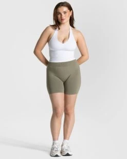 Timeless Pro Covert Scrunch Short "Khaki" 9 Timeless Pro Covert Scrunch Short "Khaki" -Teveo Geschaft TEVEO Timeless Pro Neckholder Top Weiss 1140