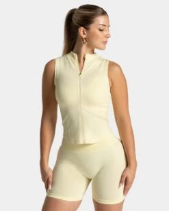 Timeless Pro Zip Tank 'Butter Yellow' – Formgebendes Sport-Oberteil mit Stehkragen