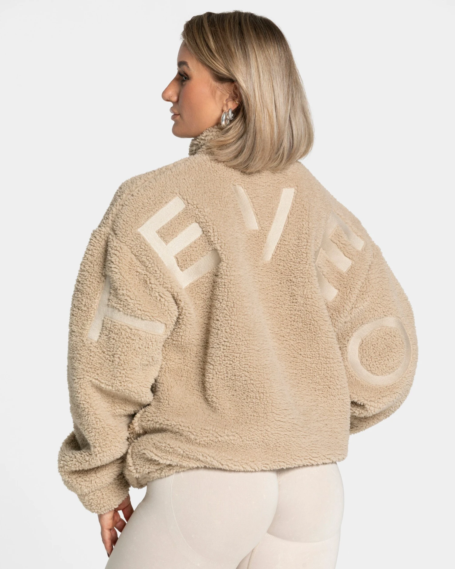 TEVEO Teddy Jacke Peanut – Kuscheliger Komfort & Stylischer Look 3 TEVEO Teddy Jacke Peanut – Kuscheliger Komfort & Stylischer Look