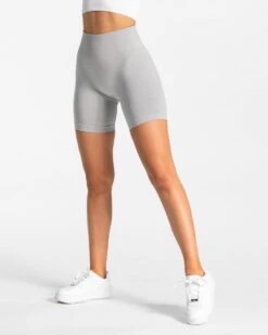 Damen Seamless Fitness Shorts in Hellgrau – High Waist & Booty Contour